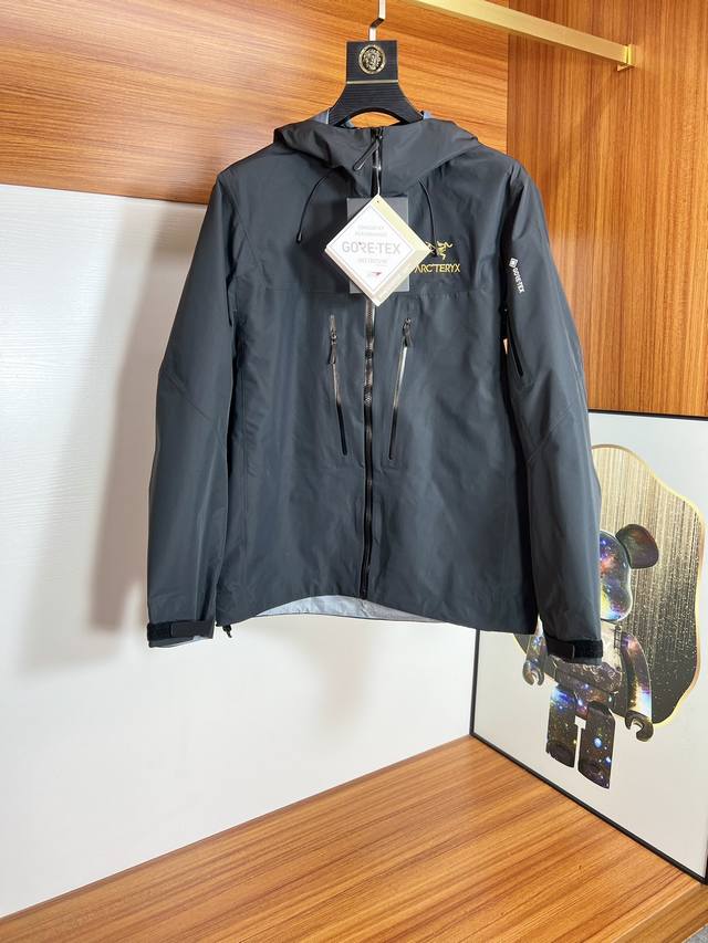 始祖鸟冲锋衣 Gore-Tex功能性外套防水夹克 .此款不只是因为它造型帅 更是它完美户外功能性 所有性能都是专业级 满足日常都市休闲以及户外各种环境使用 定制
